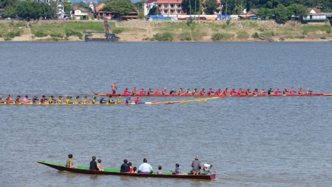 htjhyt ไหลเรือไฟ นครพนม แข่งเรือยาว