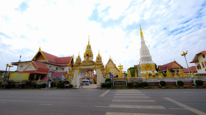 พระธาตุนคร ประจำวันเกิดวันจันทร์ นครพนม